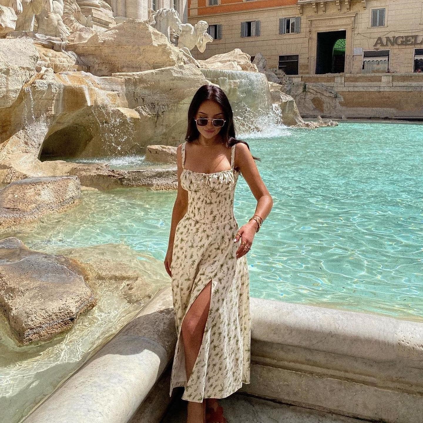 "Elegant Chiara sommerkjole med bustierdesign, sweetheart-udskæring og side-slids for feminin stil og bevægelse"