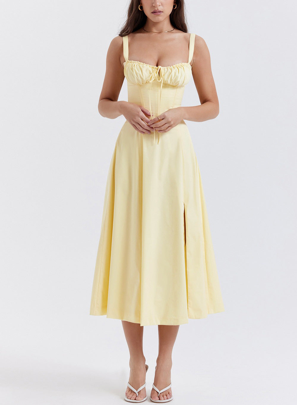 "Elegant Chiara sommerkjole med bustierdesign, sweetheart-udskæring og side-slids for feminin stil og bevægelse"