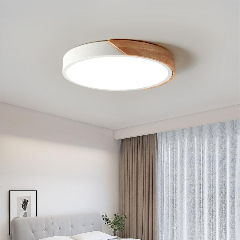 Elegant cirkulær LED-loftslampe i træ med nordisk design, honningkageform og varm belysning til soveværelse/altan.