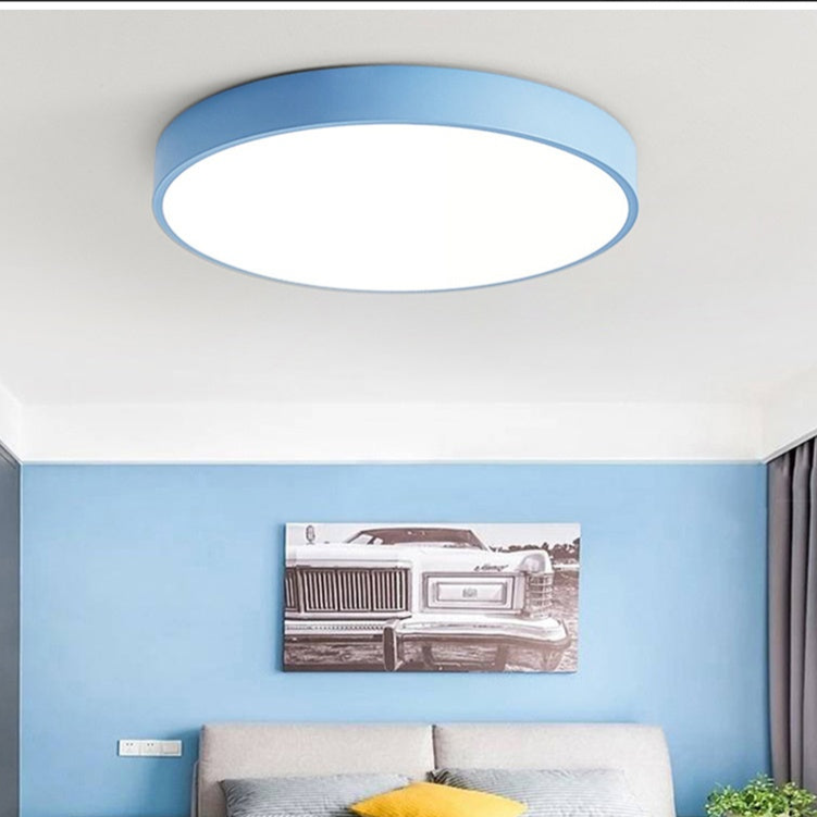 Elegant cirkulær LED-loftslampe i træ med nordisk design, honningkageform og varm belysning til soveværelse/altan.