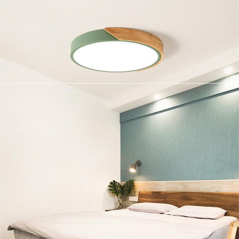 Elegant cirkulær LED-loftslampe i træ med nordisk design, honningkageform og varm belysning til soveværelse/altan.