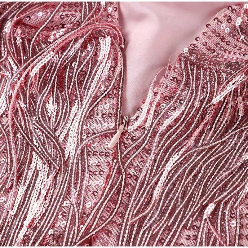 "Elegant cocktailkjole til kvinder med dramatisk V-hals, spaghettistropper og frynser, perfekt til festlige begivenheder."