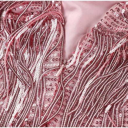 "Elegant cocktailkjole til kvinder med dramatisk V-hals, spaghettistropper og frynser, perfekt til festlige begivenheder."