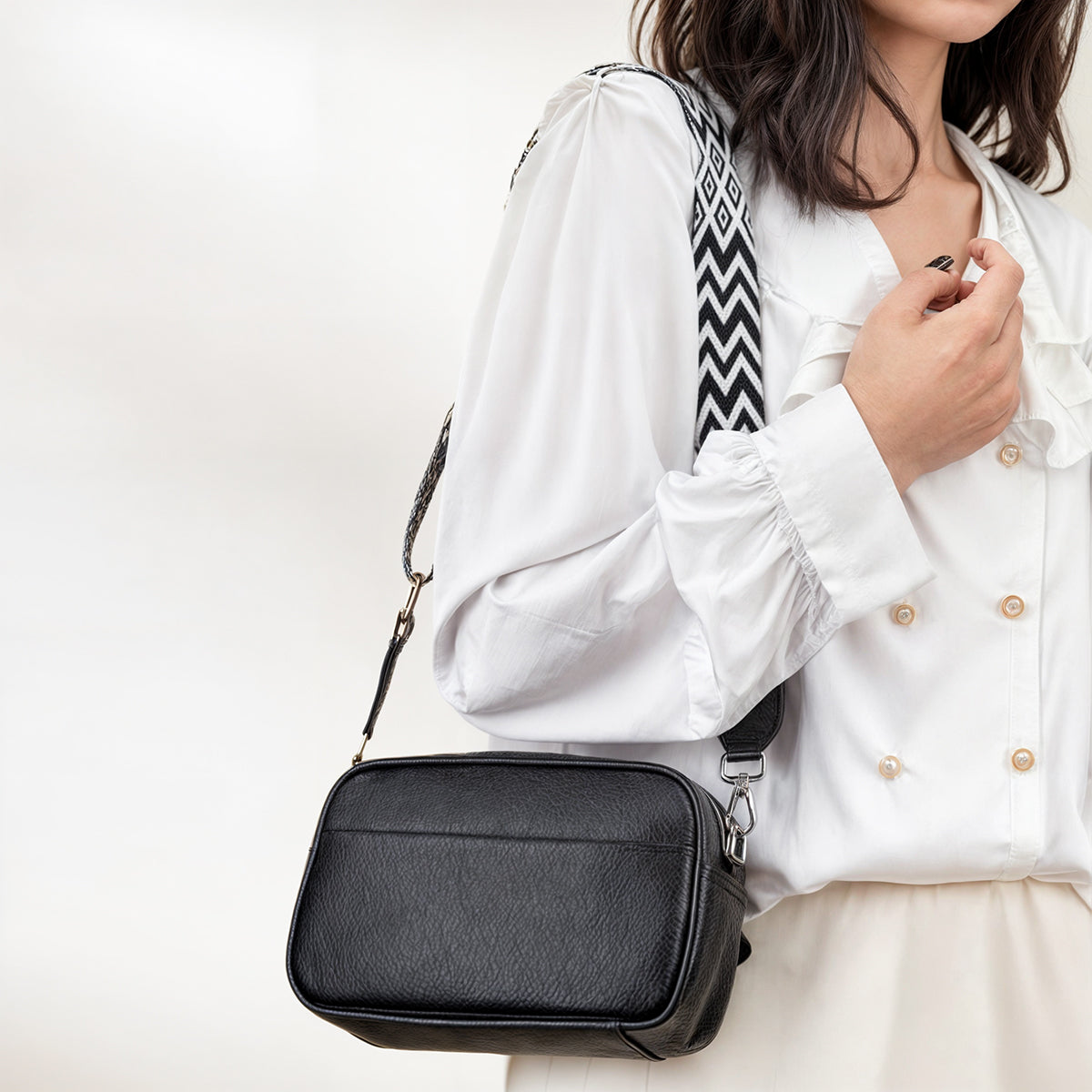 "Elegant crossbody-taske i ægte læder til kvinder; alsidigt design med justerbar rem og flere rum; passer til enhver stil."