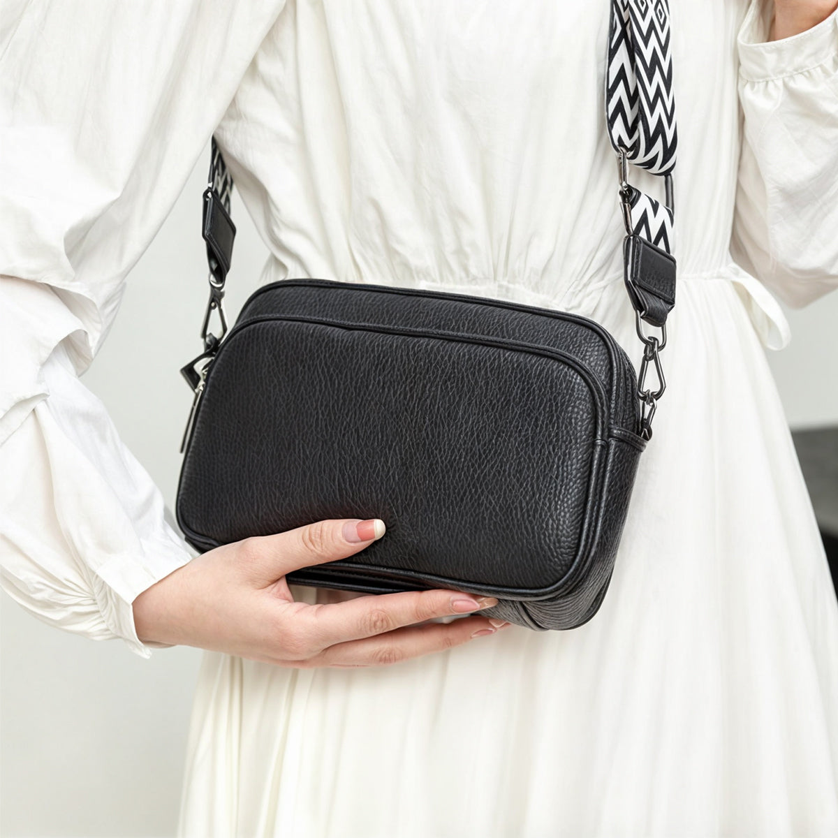 "Elegant crossbody-taske i ægte læder til kvinder; alsidigt design med justerbar rem og flere rum; passer til enhver stil."