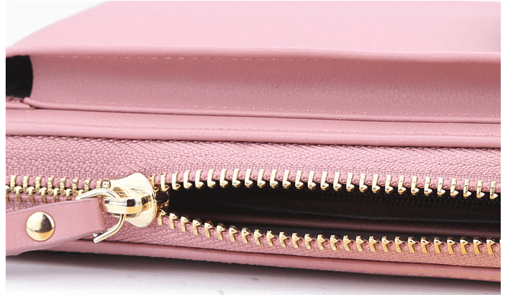 "Elegant crossbody taske i PU-læder med guldfarvede beslag og justerbar rem, ideel til hverdagsbrug og festlige lejligheder."