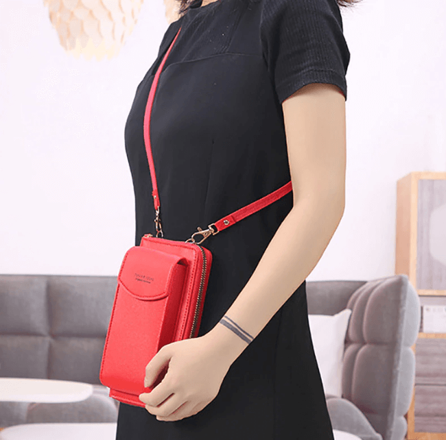 "Elegant crossbody taske i PU-læder med guldfarvede beslag og justerbar rem, ideel til hverdagsbrug og festlige lejligheder."