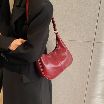 "Elegant crossbodytaske i vegansk læder med justerbar rem og guldfarvede detaljer, ideel til hverdagsbrug."