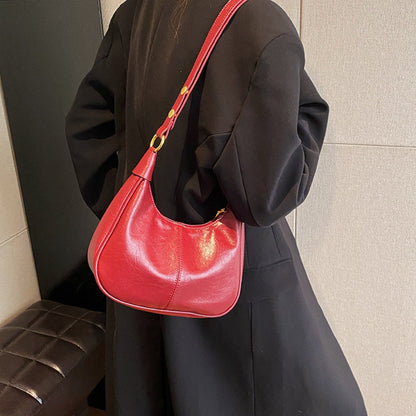 "Elegant crossbodytaske i vegansk læder med justerbar rem og guldfarvede detaljer, ideel til hverdagsbrug."