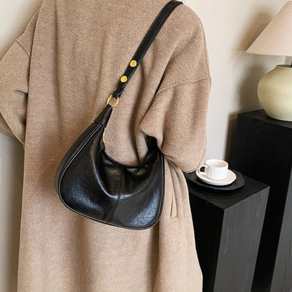 "Elegant crossbodytaske i vegansk læder med justerbar rem og guldfarvede detaljer, ideel til hverdagsbrug."