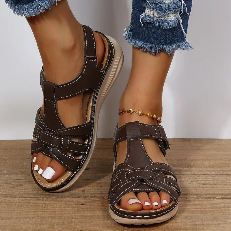 Elegant dame lædersandal med strappy design, brun farve, ortopædisk støtte, perfekt til både hverdag og fest.