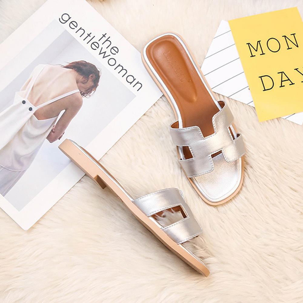 "Elegant dame lædersandaler i sort, flad sål, blødt PU-læder, ideel til både hverdag og festlige lejligheder."