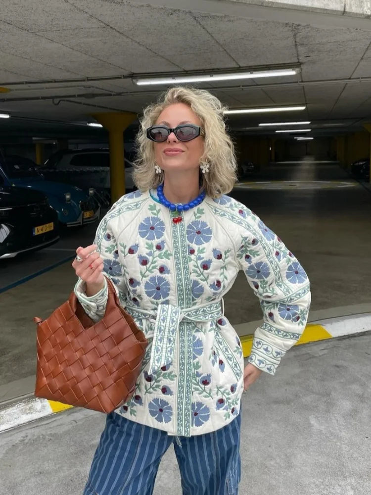 "Elegant damejakke med broderet blomstermønster, rund hals og lange ærmer. Perfekt til et feminint og moderne look."