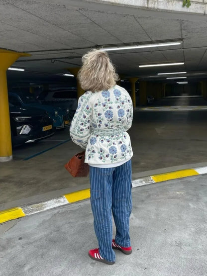 "Elegant damejakke med broderet blomstermønster, rund hals og lange ærmer. Perfekt til et feminint og moderne look."