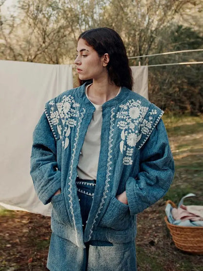 "Elegant damejakke med broderet blomstermønster, rund hals og lange ærmer. Perfekt til et feminint og moderne look."