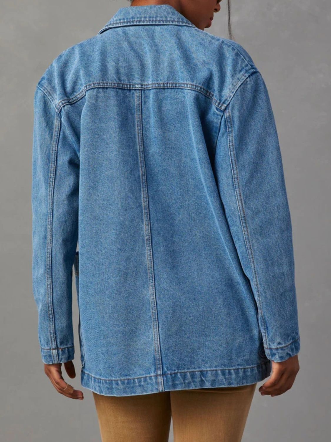 "Elegant denimjakke set forfra med klassisk klapkrave og knapdetaljer, ideel til kvindemoden i både casual og formel stil."