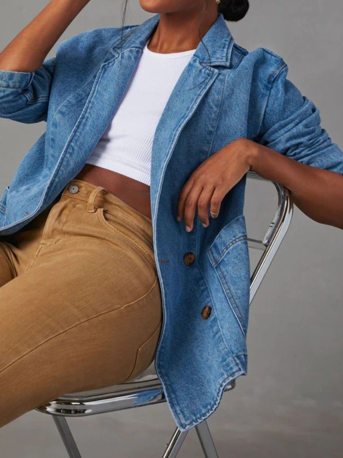 "Elegant denimjakke set forfra med klassisk klapkrave og knapdetaljer, ideel til kvindemoden i både casual og formel stil."