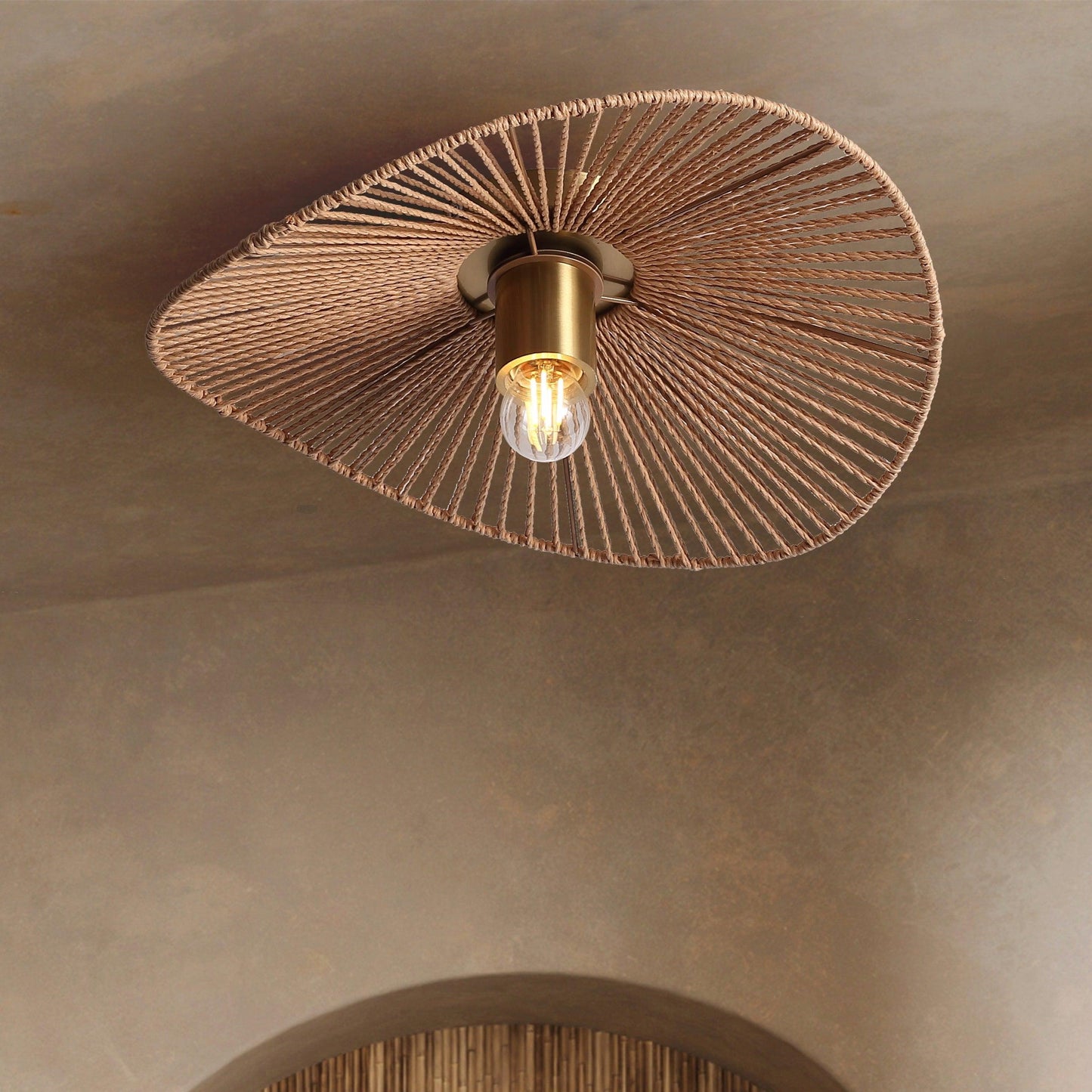 "Elegant flettet Wave loftlampe i natur brun over spisebord i moderne indretning, Ø40 cm, unik tekstur, stemningsfuld belysni