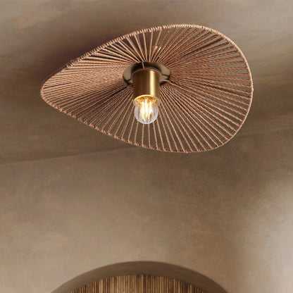 "Elegant flettet Wave loftlampe i natur brun over spisebord i moderne indretning, Ø40 cm, unik tekstur, stemningsfuld belysni