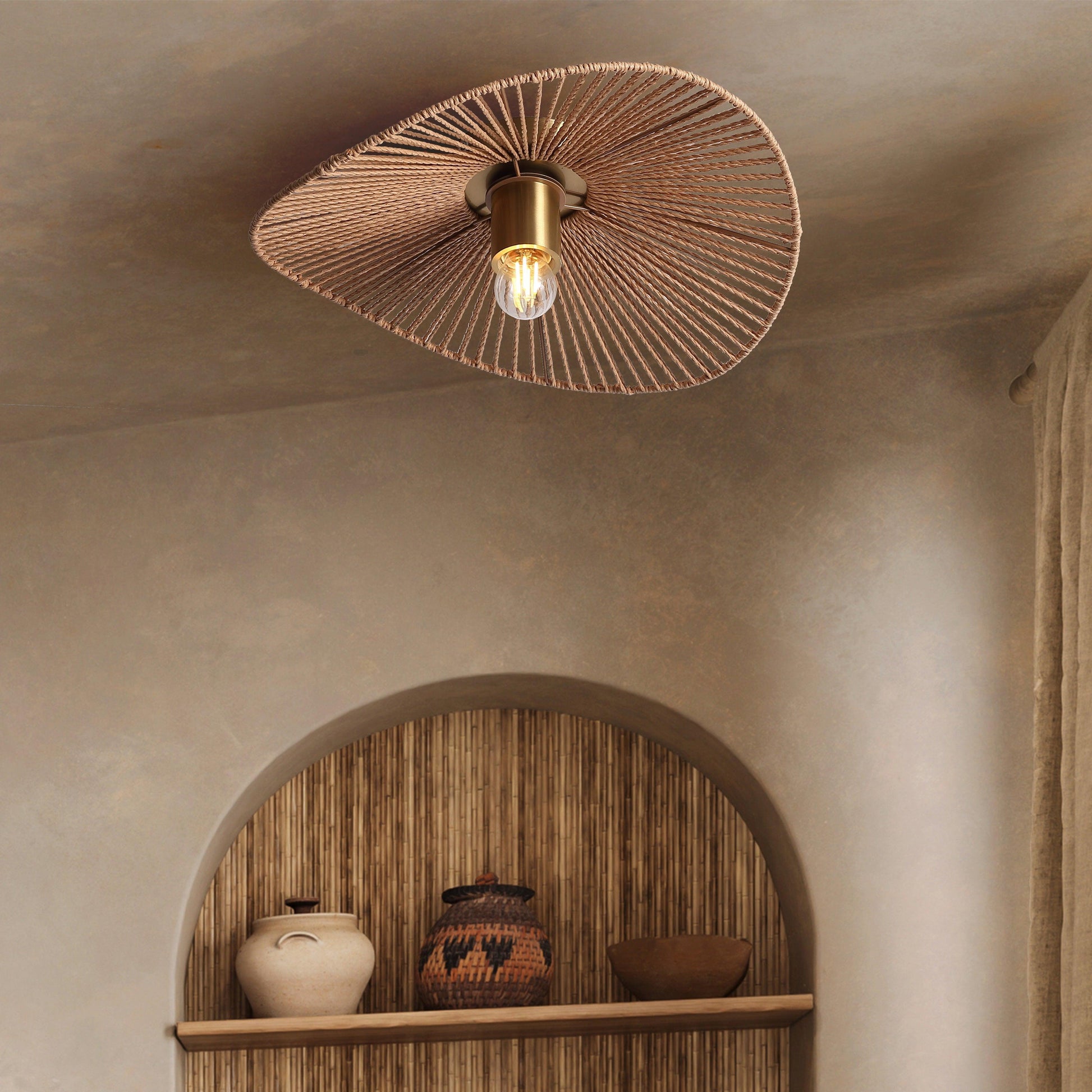 "Elegant flettet Wave loftlampe i natur brun over spisebord i moderne indretning, Ø40 cm, unik tekstur, stemningsfuld belysni