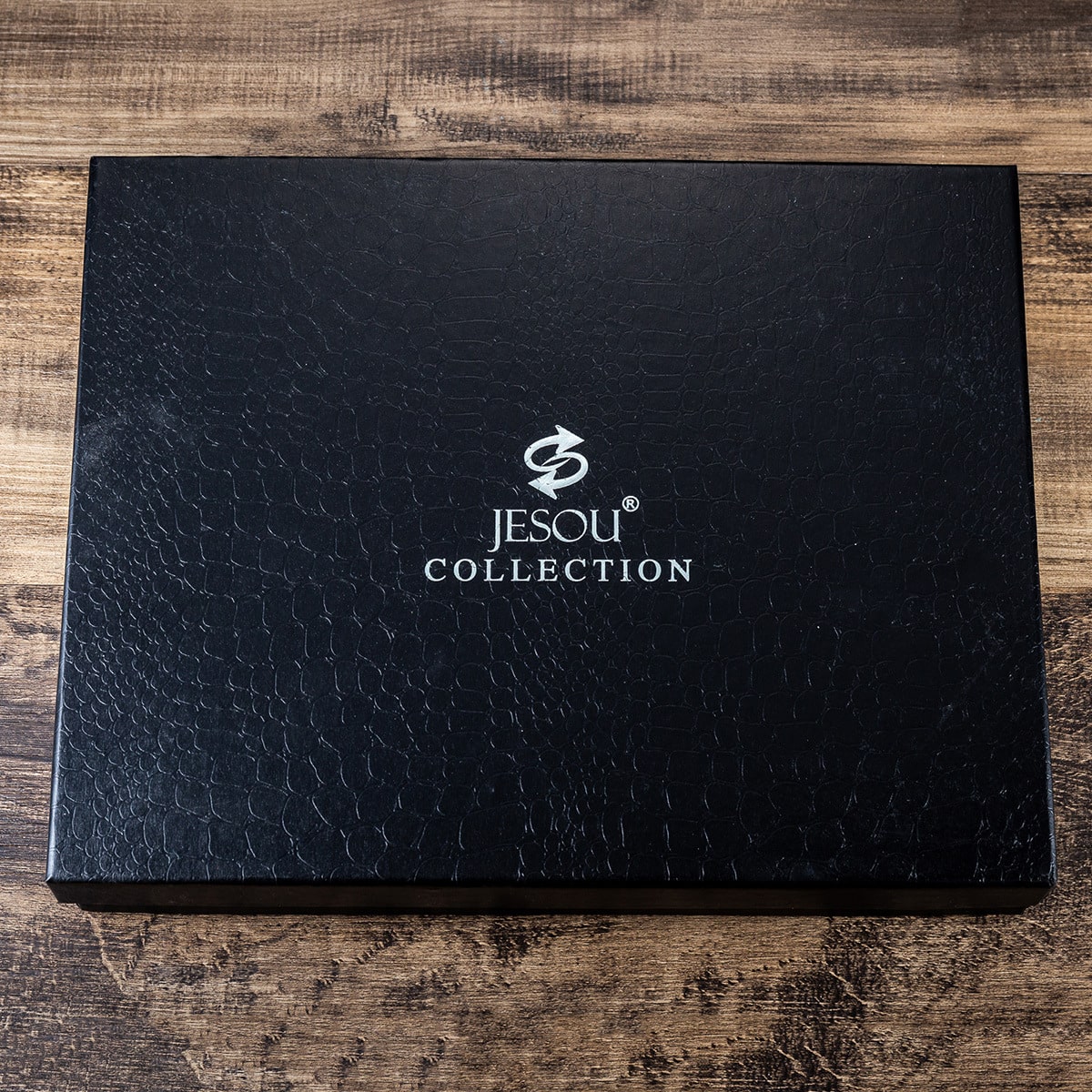 "Elegant gaveæske til mænd med læderpung, læderbælte, rustfrit stål ur, kvalitetspen og polariserede solbriller."