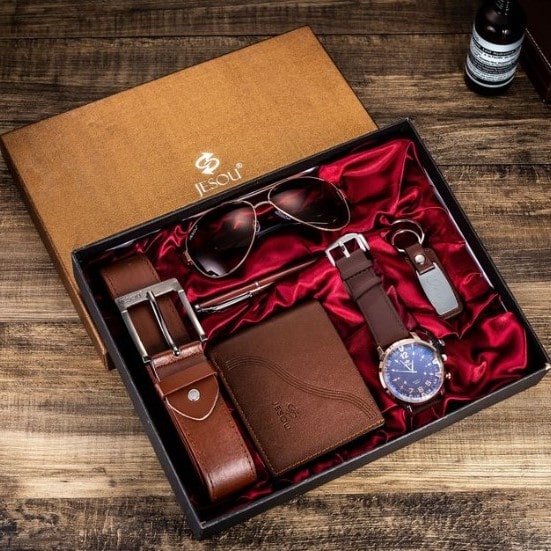 "Elegant gaveæske til mænd med læderpung, læderbælte, rustfrit stål ur, kvalitetspen og polariserede solbriller."