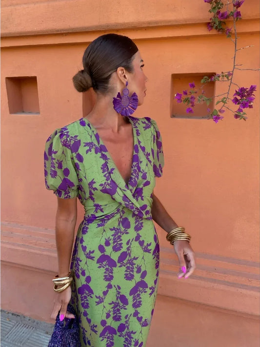 "Elegant grøn sommerkjole med V-hals og pufærmer, perfekt til varme dage, fremhæver en slank silhuet."