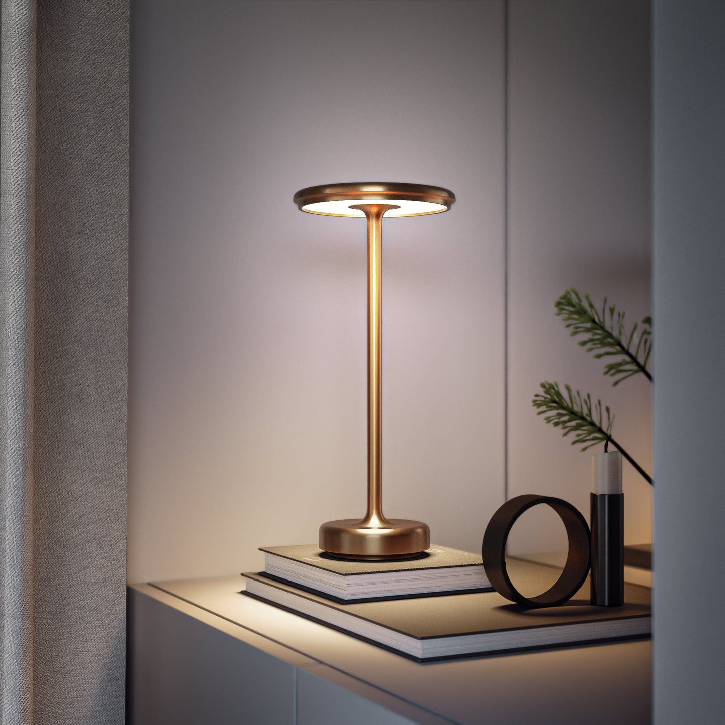 Elegant guld touch-lampe med moderne design, trådløs funktionalitet og dæmpbar belysning. Tilføjer stil til hjemmet.