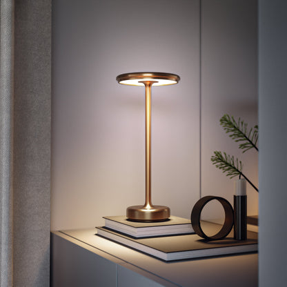 Elegant guld touch-lampe med moderne design, trådløs funktionalitet og dæmpbar belysning. Tilføjer stil til hjemmet.