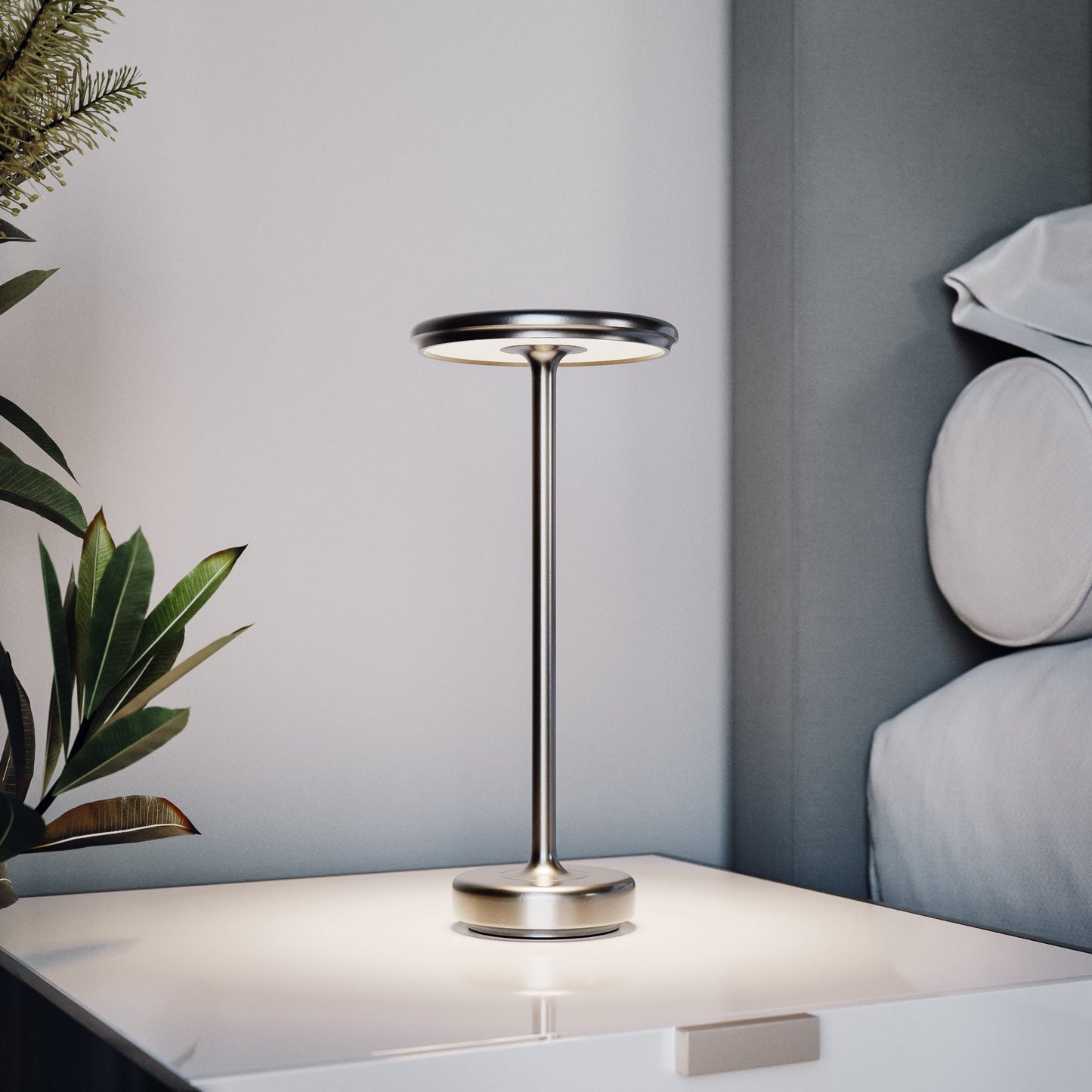 Elegant guld touch-lampe med moderne design, trådløs funktionalitet og dæmpbar belysning. Tilføjer stil til hjemmet.