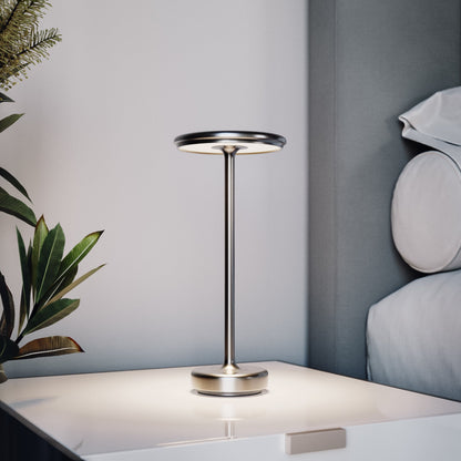 Elegant guld touch-lampe med moderne design, trådløs funktionalitet og dæmpbar belysning. Tilføjer stil til hjemmet.