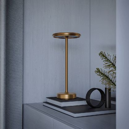 Elegant guld touch-lampe med moderne design, trådløs funktionalitet og dæmpbar belysning. Tilføjer stil til hjemmet.