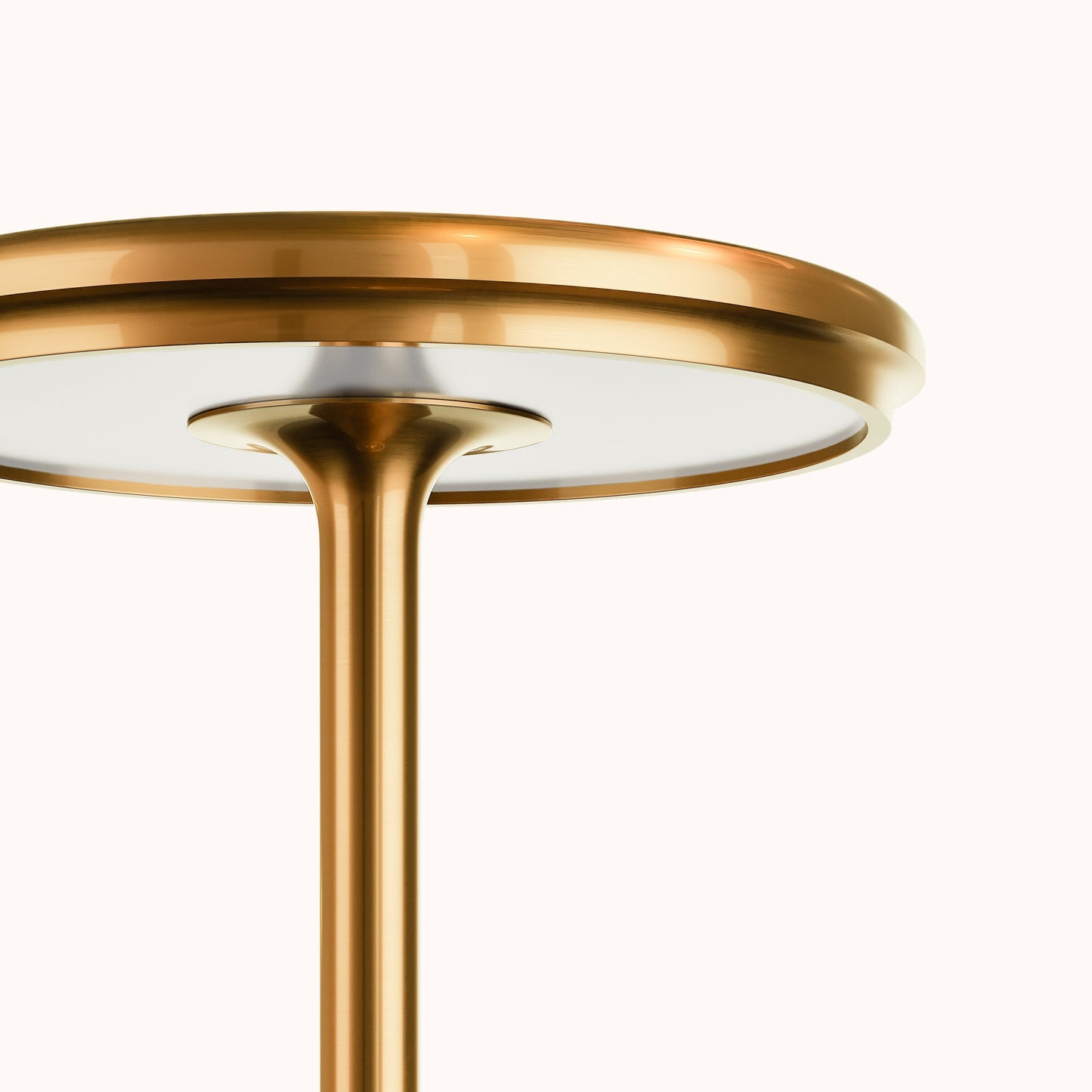 Elegant guld touch-lampe med moderne design, trådløs funktionalitet og dæmpbar belysning. Tilføjer stil til hjemmet.