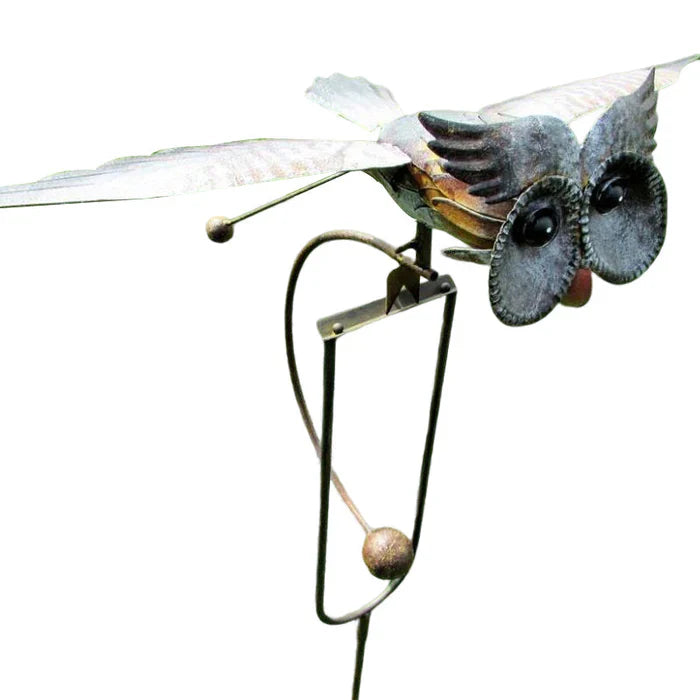 "Elegant haveornament formet som ørn i flugt; æstetisk design svajer let i vinden, gør haven dynamisk og indbydende."