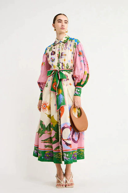 "Elegant Helene midikjole med naturinspireret blomsterprint, figursmigrende design, perfekt til enhver anledning."