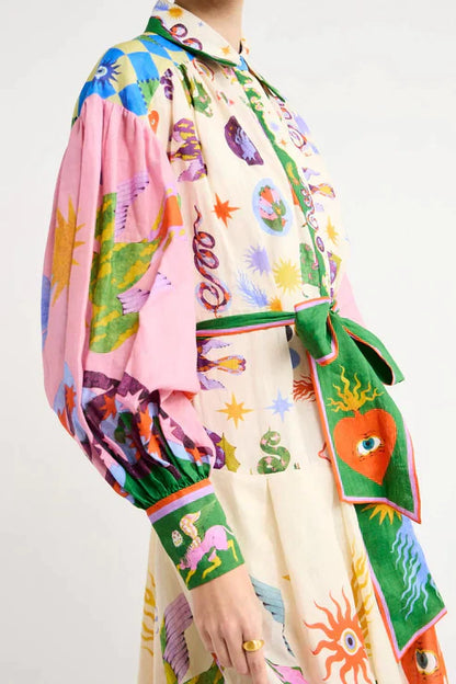 "Elegant Helene midikjole med naturinspireret blomsterprint, figursmigrende design, perfekt til enhver anledning."