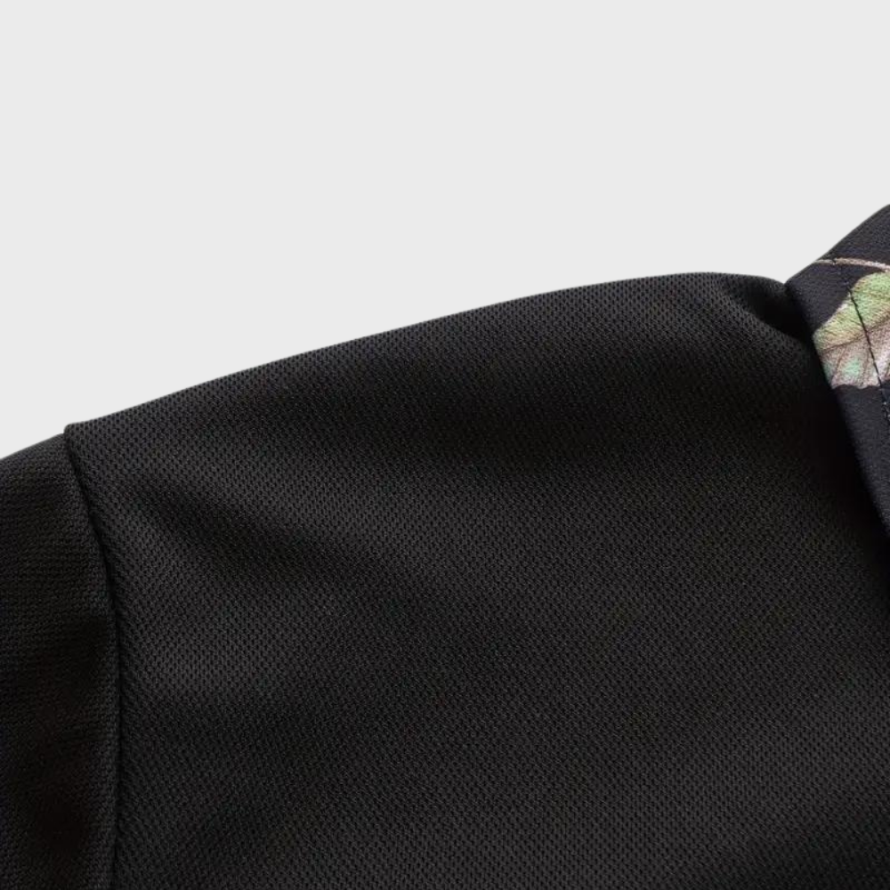 "Elegant herre poloshirt med blomsterkrave og manchetter, slank pasform, perfekt til både casual og formelle lejligheder."