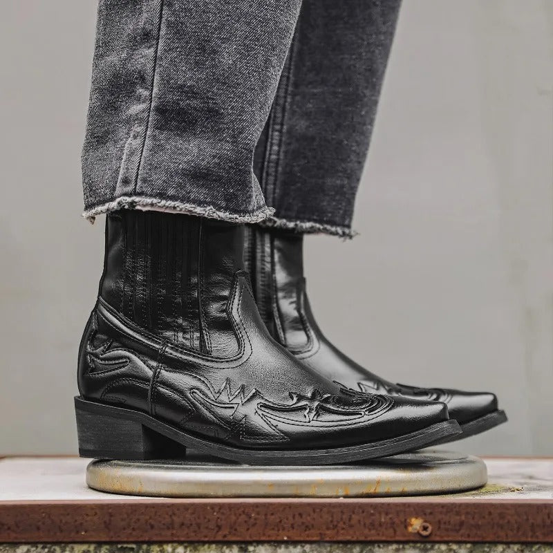 "Elegant herrestøvler med spids tå og detaljeret håndbroderi, perfekt til stilbevidst mode i høj kvalitet."