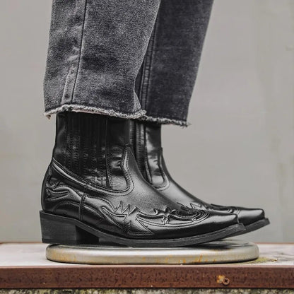 "Elegant herrestøvler med spids tå og detaljeret håndbroderi, perfekt til stilbevidst mode i høj kvalitet."