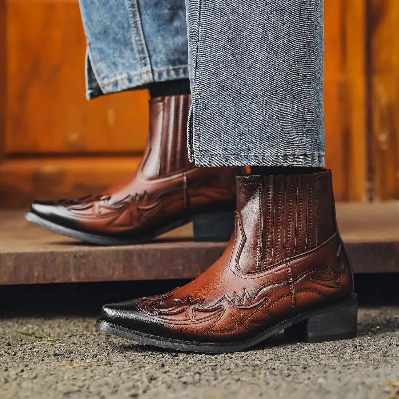 "Elegant herrestøvler med spids tå og detaljeret håndbroderi, perfekt til stilbevidst mode i høj kvalitet."