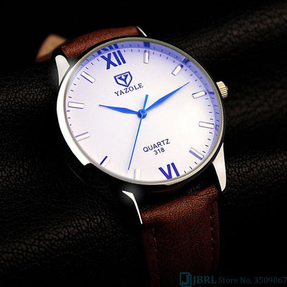 "Elegant herreur med sort læderrem og romertalsskive, klassisk design til forretning og fritid."