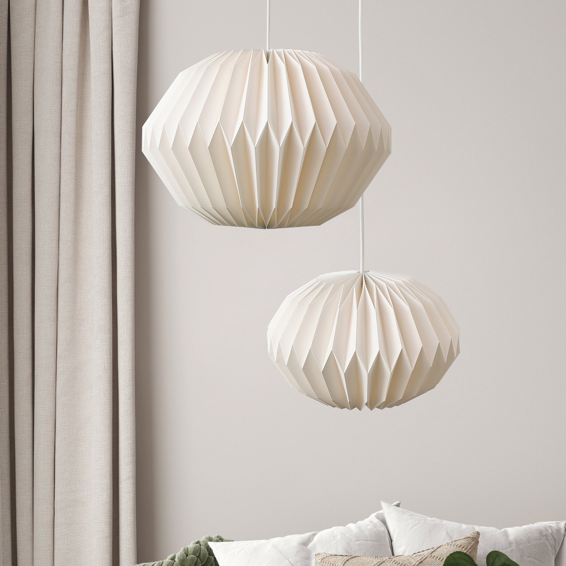 "Elegant hvid Moon Hexagon pendel i akryl med geometrisk design, jævn lysspredning og blød belysning, perfekt til stue."