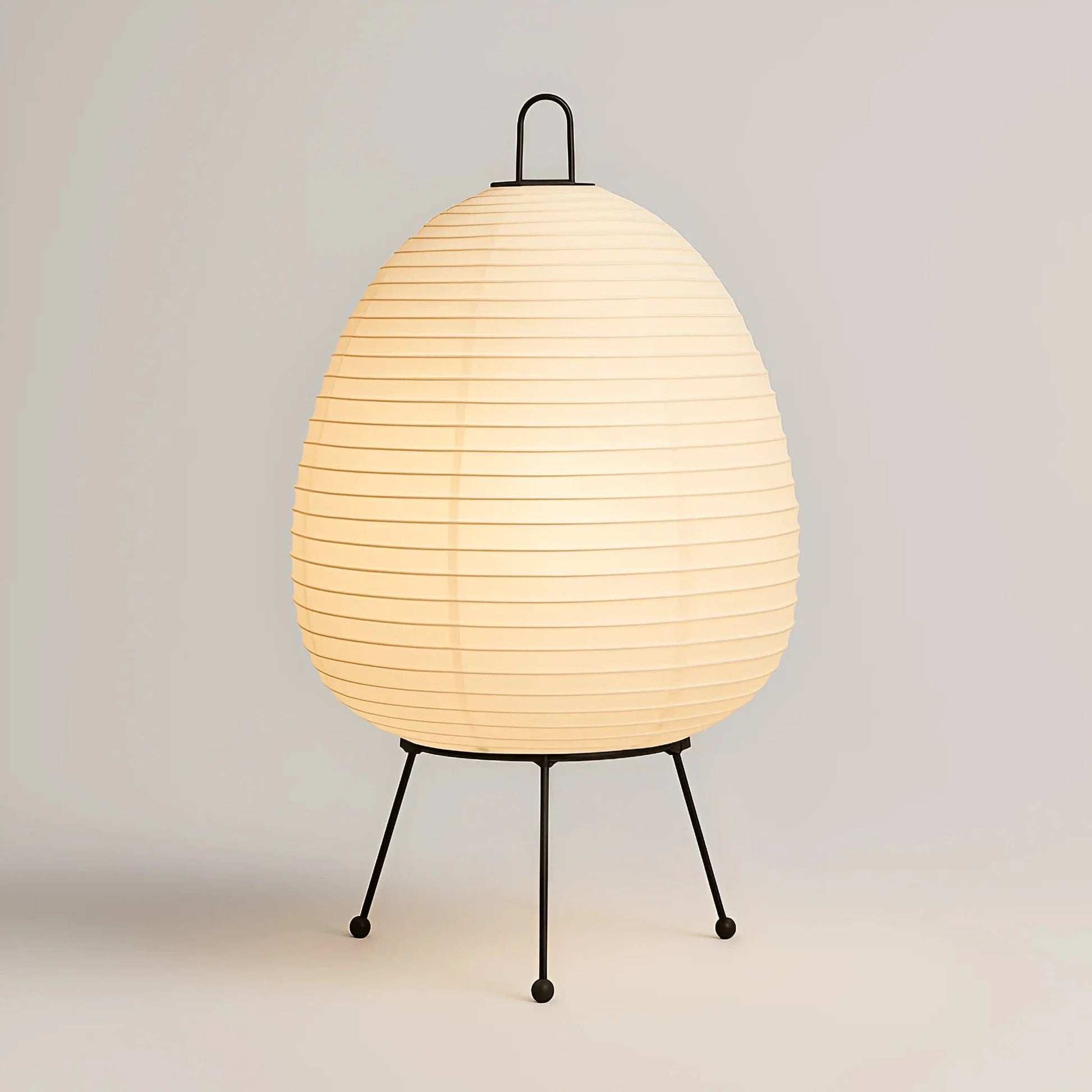 "Elegant Japandi rispapir gulvlampe med vintage stil, blød belysning og minimalistisk design i et roligt rum."