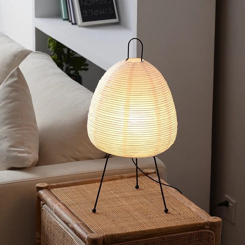 "Elegant Japandi rispapir gulvlampe med vintage stil, blød belysning og minimalistisk design i et roligt rum."