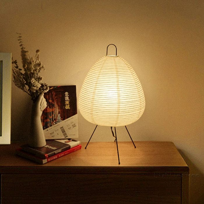 "Elegant Japandi rispapir gulvlampe med vintage stil, blød belysning og minimalistisk design i et roligt rum."