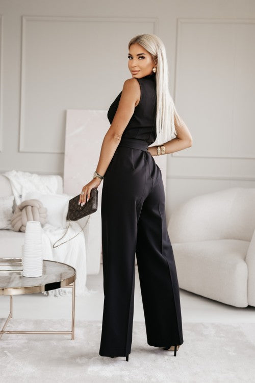 "Elegant jumpsuit med bindebånd, slå-om design og vide bukseben i sort, formsyet pasform til kvinder, forfra set."