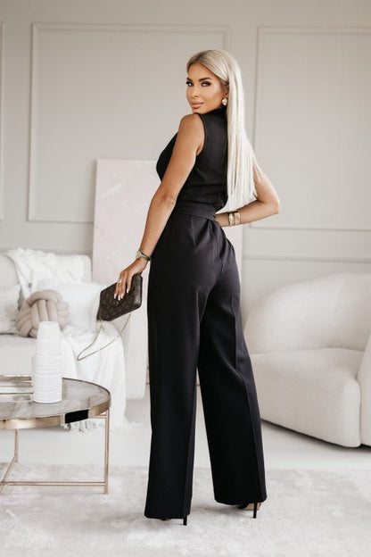 "Elegant jumpsuit med bindebånd, slå-om design og vide bukseben i sort, formsyet pasform til kvinder, forfra set."