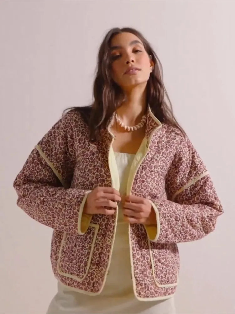 "Elegant katojetsjakke til kvinder med vintage blomsterprint, perfekt til foråret, kombinerer stil og komfort."