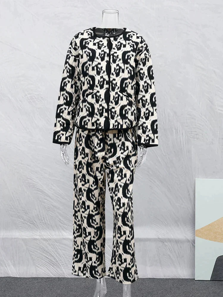 "Elegant katojetsjakke til kvinder med vintage blomsterprint, perfekt til foråret, kombinerer stil og komfort."