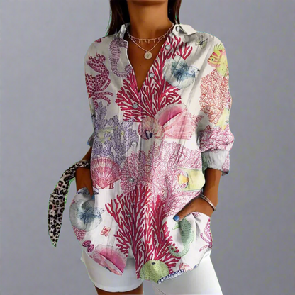 "Elegant kvindebluse i luksuriøst blødt materiale med håndlavede detaljer og klassisk design."